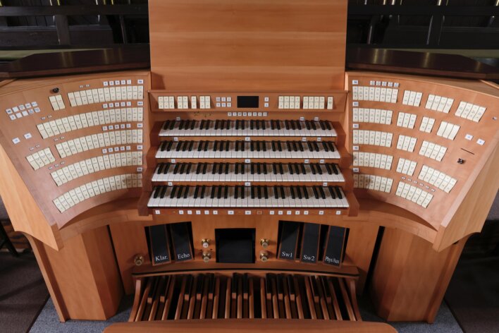 Spieltisch der Orgel der Ev. Auenkirche, Berlin-Wilmersdorf